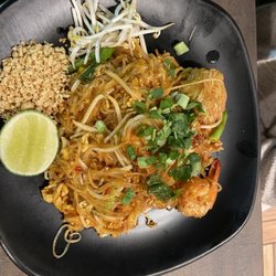 Koracha Thai Restaurant - Chicken pad Thai