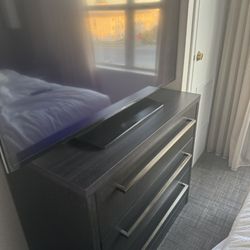 Residence Inn Whitby - Space between bed to chest of drawers