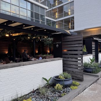 The Lobbyist - Outside patio - Bars Near Me - Memphis, Tennessee