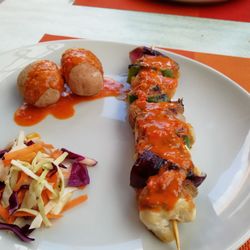 Pizzeria La Paz - Spieß mit Hähnchen, Schwein und Gemüse