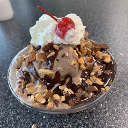 Braums Fresh Market - Let's try the German Chocolate sundae!