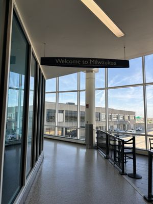 Milwaukee Mitchell International Airport by null