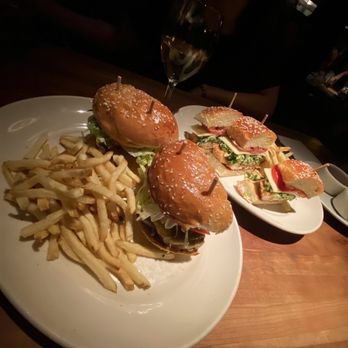 Houston's Restaurant - Cheeseburger and chicken sandwich - Steakhouses Near Me - Pasadena, California