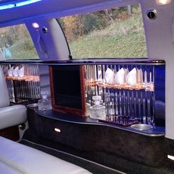 Emerald Limousine - 8-Pac White Limo