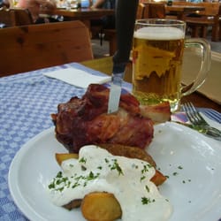 Dorfkrug der Landgasthof - Schweinshaxe mit Kartoffelecken und Sauerrahrm