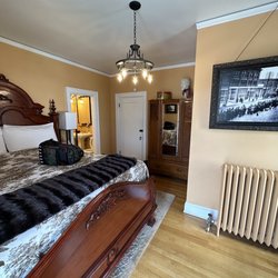 Pendleton House Historic Inn - Plenty of space for two people. And a couch by the balcony.