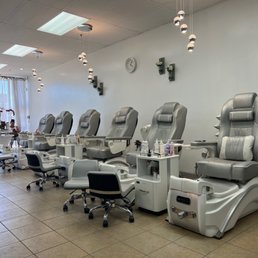 Super bright and clean! Most comfortable chairs I've been in! Super bright and clean! Most comfortable chairs I've been in!