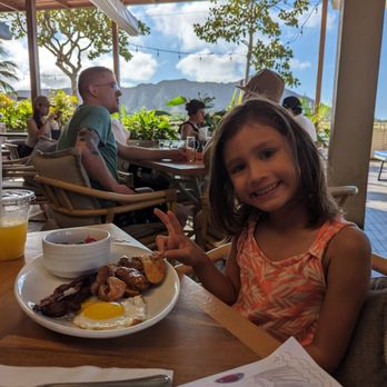 Deck. - Diamond head in the background - Hawaiian Near Me - Honolulu, Hawaii