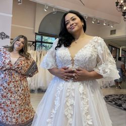 Della Curva - Plus-Size Bridal Salon - Cat definitely knows what she's doing! So lucky to have her as my stylist!