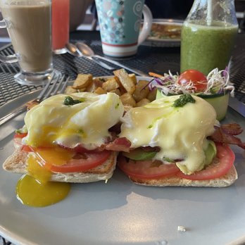 El Nicho - Eggs Benedict with tomatoes and avocado. Delish! - Mexican Near Me - Puerto Morelos, ROO El Nicho - Eggs Benedict with tomatoes and avocado. Delish! - Mexican Near Me - Puerto Morelos, ROO