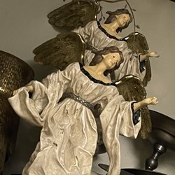 Arts & Flowers - Angels on pedestals