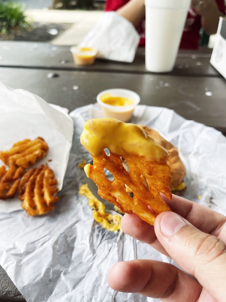 Wally’s Drive In Logo