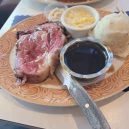 12 0z prime rib with mashed potatoes