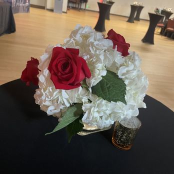 Jockish Flowers - Short flower arrangement - Florists Near Me - Indianapolis, Indiana Jockish Flowers - Short flower arrangement - Florists Near Me - Indianapolis, Indiana