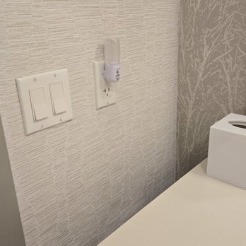 Hampton Inn & Suites Paso Robles - Nightlight that doesn't really give good light at night - Hotels Near Me - Paso Robles, California