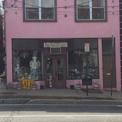Bubba Brown's Treasures - This is the store front taken from across the street. I love the cute color!