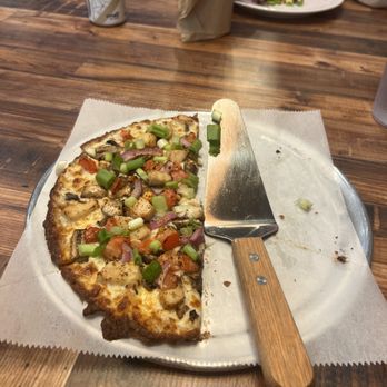 Round Table Pizza - Gluten-Free cauliflower Crust Chicken and Garlic Gourmet Pizza - Pizza Near Me - Benicia, California Round Table Pizza - Gluten-Free cauliflower Crust Chicken and Garlic Gourmet Pizza - Pizza Near Me - Benicia, California