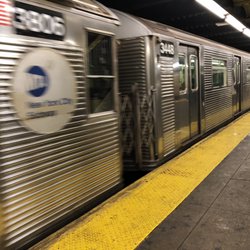 MTA - 175th Street Subway Station - Passing A train heading north to 207th St (next stop being 181st st). (11/25/2018)