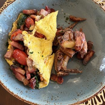 The Reserve at Hot Springs - Omelette with bacon, tomatoes, spinach and cheese & potatoes on the side - Hotels Near Me - Hot Springs, Arkansas