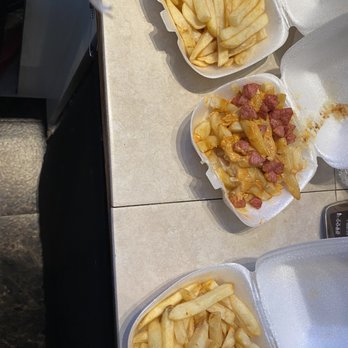Hamburguesas Uruapan - Missing one burger and the fries are coming less and less . now it's seems like there ripping people off and it's very pricey - Burgers Near Me - Compton, California Hamburguesas Uruapan - Missing one burger and the fries are coming less and less . now it's seems like there ripping people off and it's very pricey - Burgers Near Me - Compton, California