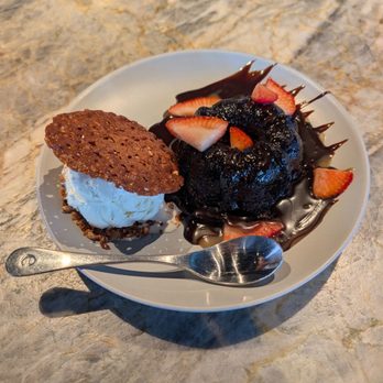 Earls Kitchen + Bar - Toffee cake dessert - Canadian (New) Near Me - Jasper, Alberta