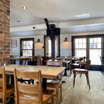 La Memphré - The interior of the microbrasserie -- unusually empty, only because it was such a sunny day / April 2024 - Brewpubs Near Me - Magog, Quebec La Memphré - The interior of the microbrasserie -- unusually empty, only because it was such a sunny day / April 2024 - Brewpubs Near Me - Magog, Quebec