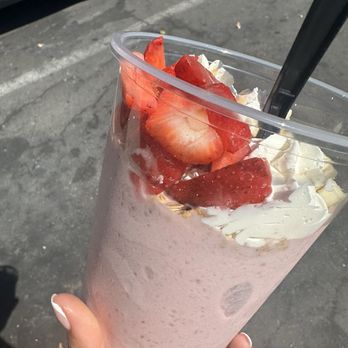 Healthy Spot Tracy - Strawberry banana bowl - Juice Bars & Smoothies Near Me - Tracy, California