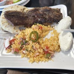 Pupuseria La Familiar - Costillas de res, arroz, pico de gallo, tortillas y cuajada Beef ribs, rice, pico de gallos, tortilla and fresh cheese