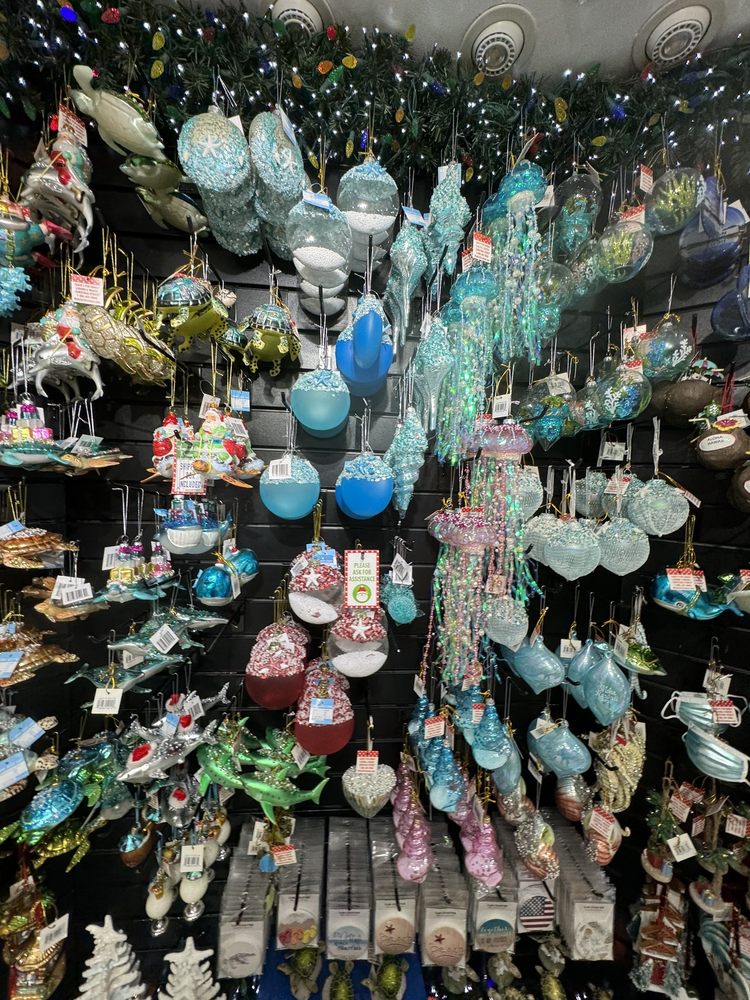 WAIKIKI CHRISTMAS STORE Updated September 2024 122 Photos & 27 Reviews 2365 Kalakaua Ave