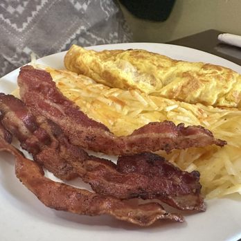 Hannah and Nate's - Omelet with side of bacon - Breakfast & Brunch Near Me - Albuquerque, New Mexico