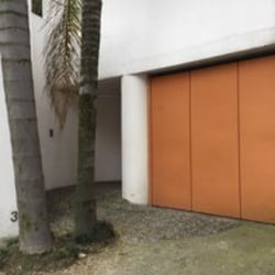Sociedad Budista para la Sabiduría Compasiva - Procuren empujar el portón de metal con cuidado al entrar para no molestar a las personas que están meditando.