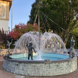 Frankenmuth Visitor And Welcome Center - Fountain outside