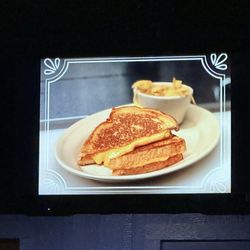 Q's Billiards & Eatery - Grilled Cheese sandwich