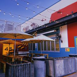 Twisted Root Burger - Outdoor Seating