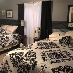 Secret Garden Cottages - Cottage 4 big bedroom with 2 queen beds