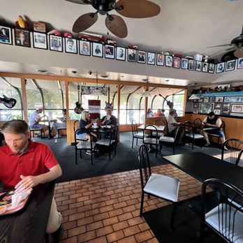 Classics Sandwiches & Subs - Seating - Sandwiches Near Me - Richmond, Virginia