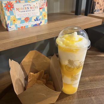 Teascape Coffee and Tea Bar - Coco Mango + Taiyaki - 2pcs (cheese + custard) - Bubble Tea Near Me - Anaheim, California