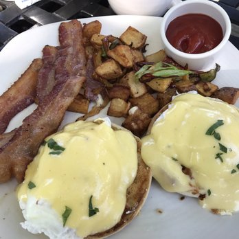Geyserville Grille - Eggs Benedict with no Canadian bacon, regular bacon on the side. - American Near Me - Geyserville, California