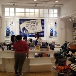 Bath & Body Works - 8/20/22 Something Stange is going on, but people are home. "¿puedo ayudarte? "Sí, pronto por favor."