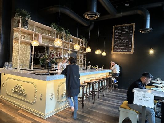 The Dandy of King Street Crossing by null