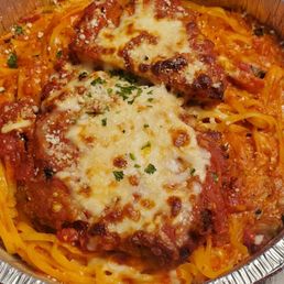 Chicken parm with fettuccine and pomadoro sauce - chewy chicken and dry pasta Chicken parm with fettuccine and pomadoro sauce - chewy chicken and dry pasta