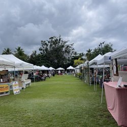 Ho'oulu Farmers Market - Three rows of booths at the farmers market!