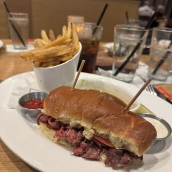 Cooper’s Hawk Winery & Restaurant - Prime rib sandwich - New American Near Me - Naples, Florida