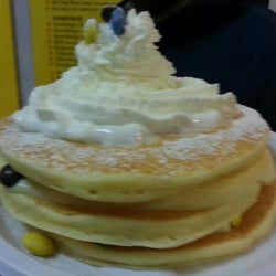 Fuori Orario - Pancake triplo con crema panna e smarties.