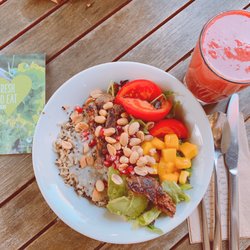Dean & David - Oktober Bowl mit Avocado, Mango, Granatapfel, Rind und Quinoa und der Supersonic Smoothie. Bis auf das Dressing gut!