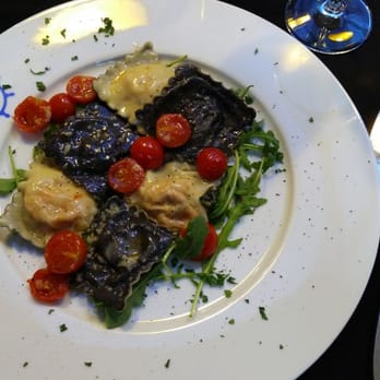 Terra Mare - Tortelli al astice - dwukolorowe kieszonki nadziewane homarem i ricottą, w sosie z zasmażanych pomidorków koktajlowych - Italian Near Me - Katowice, SL Terra Mare - Tortelli al astice - dwukolorowe kieszonki nadziewane homarem i ricottą, w sosie z zasmażanych pomidorków koktajlowych - Italian Near Me - Katowice, SL