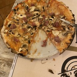 Mattarello - Sausage and mushroom pizza