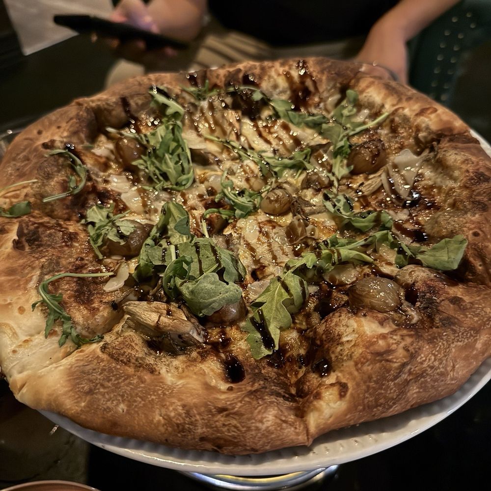 Specialty pizza (mushroom & balsamic glaze) Specialty pizza (mushroom & balsamic glaze)