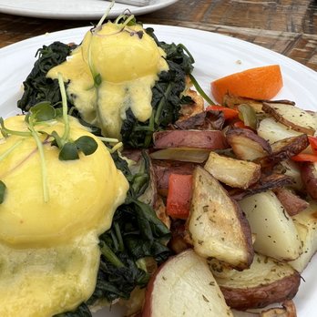 High Hand Cafe - Benedict plate - New American Near Me - Loomis, California