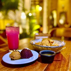 Museo de la Gastronomia Yucateca - Passion fruit water, chips with refry beans and pumpkin seeds spread